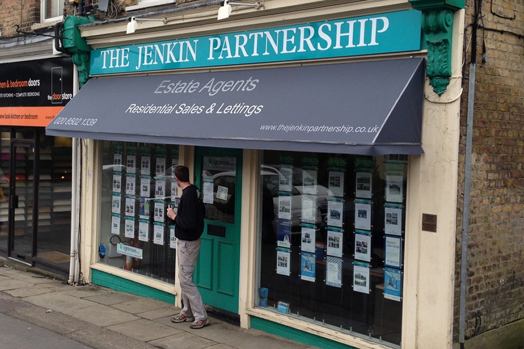 express-sunblinds-commercial-canopy-loughton